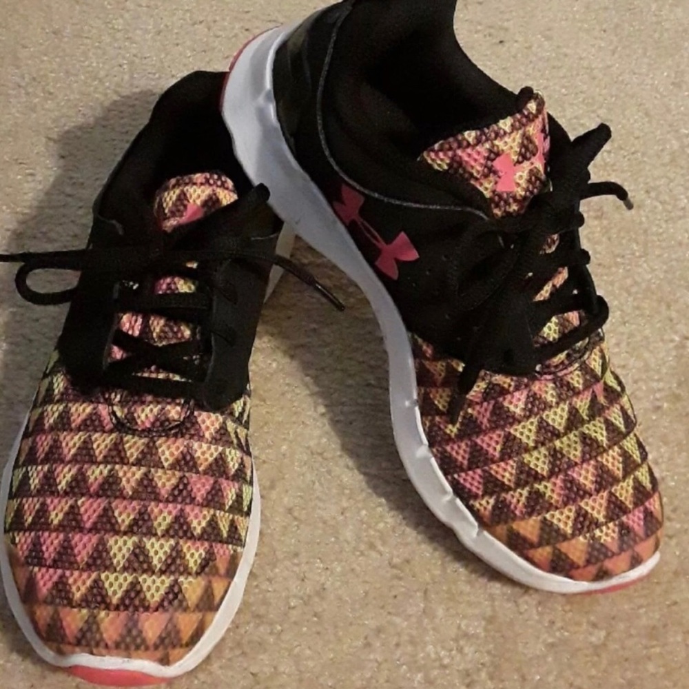 Under Armour Girls sneakers size 5Y In grate shape